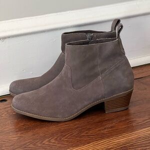 Vionic Vera Taupe/Gray Suede Water Resistant Ankle Boots Size 10
